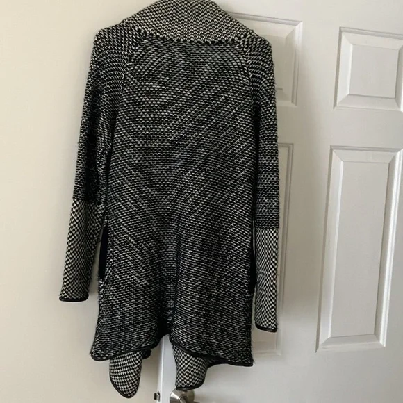 Black & white statement Sweater coat - Picture 6 of 13